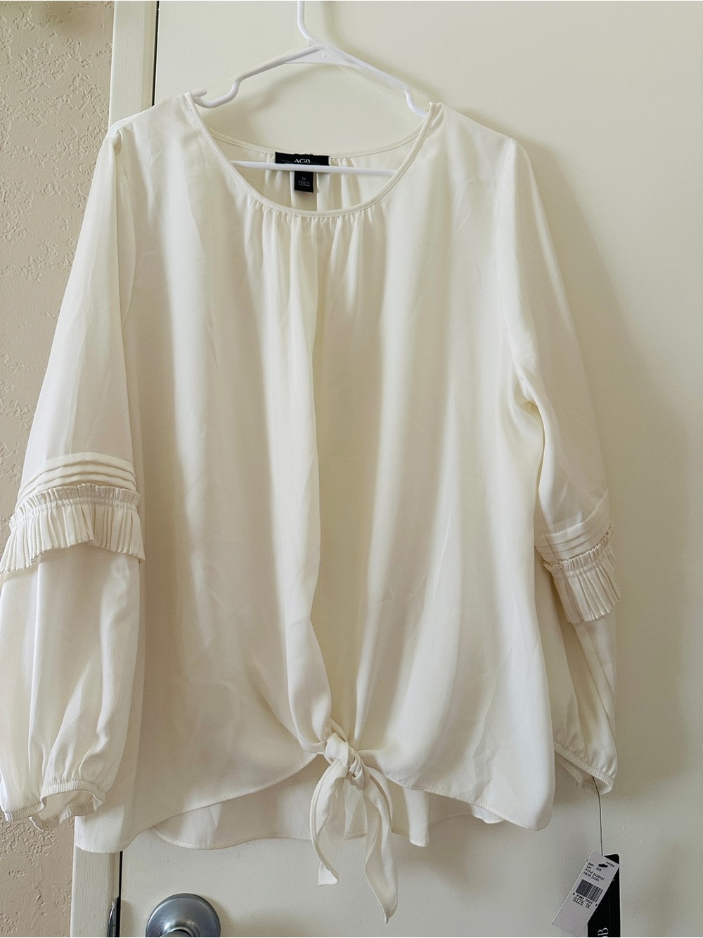 AGB Cream Tie-Front Blouse with Pleated Sleeve Detail Size 1X